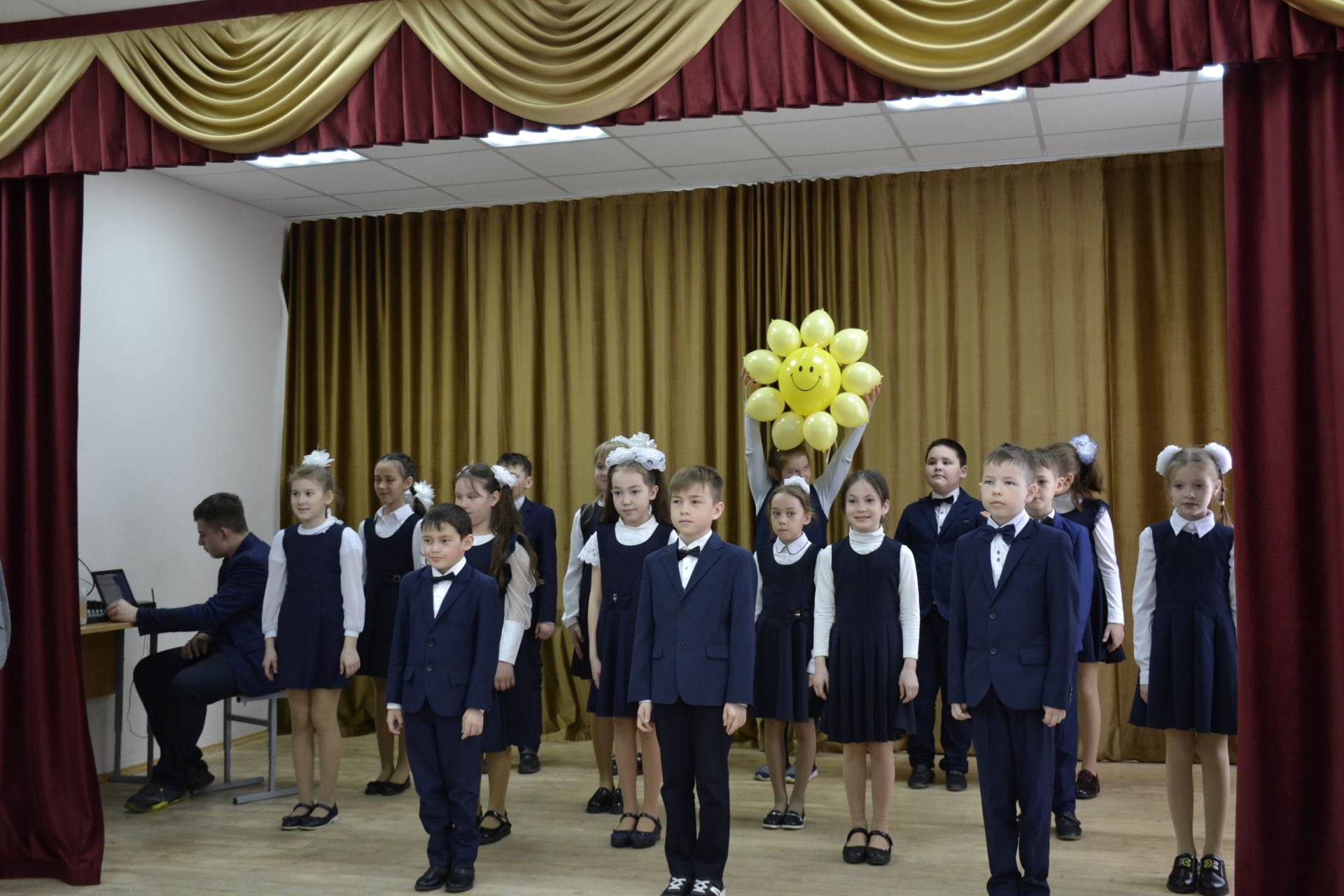 В СОШ № 2 г. Мензелинск прошел конкурс хоровой песни, посвященный памяти ветерана Великой Отечественной войны Юрия Петрова