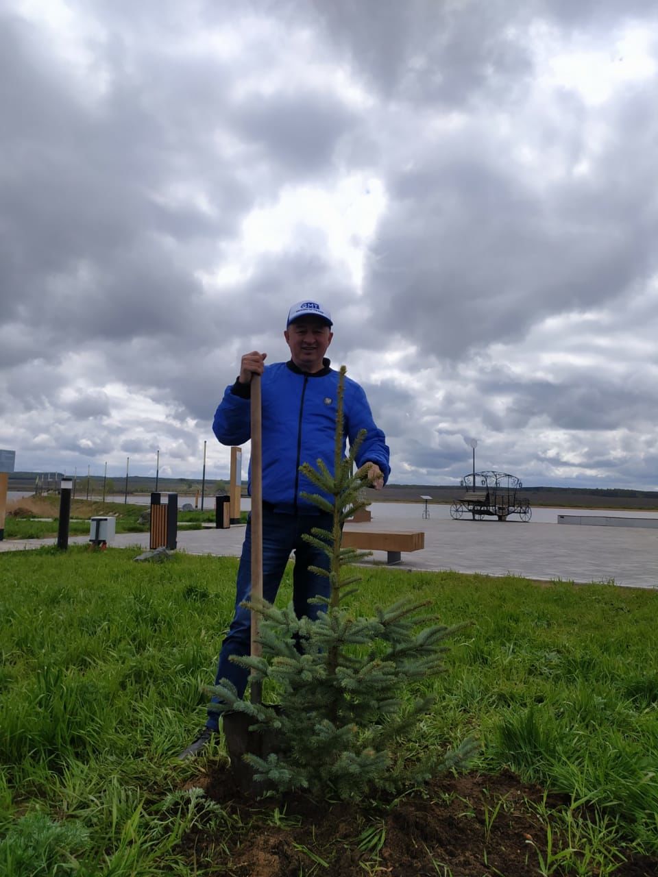 Участники акции «Сад памяти» посадили деревья на набережной Мензелинска