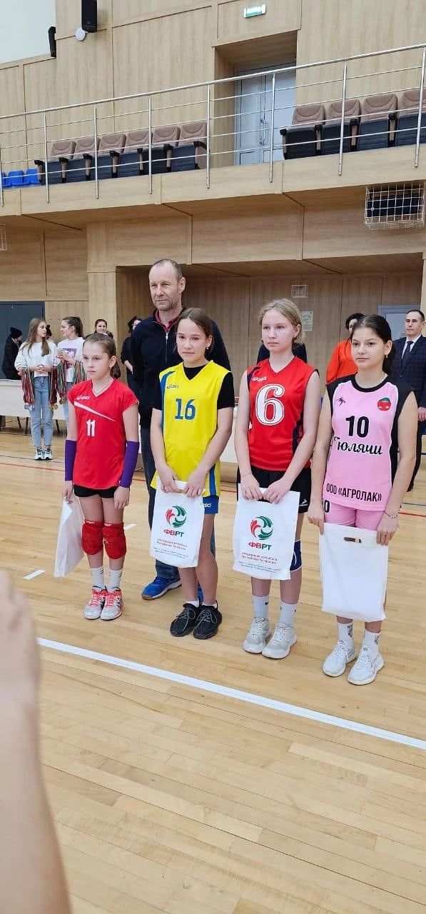 Беспалов әзерләгән команда волейбол буенча ТР беренчелегендә 2 урын яулады
