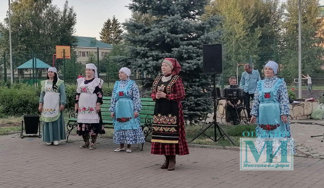 Авыл үзешчәннәре Минзәлә халкын биетте дә, җырлатты да