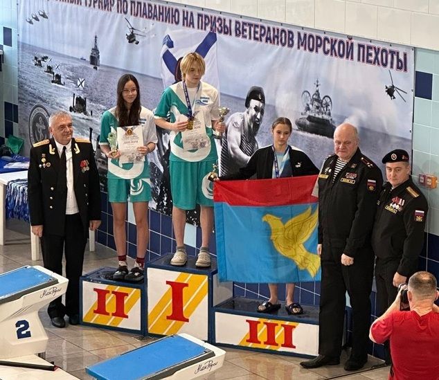 Минзәлә йөзүчеләре диңгез пехотасы ветераннарыннан призларына лаек булдылар