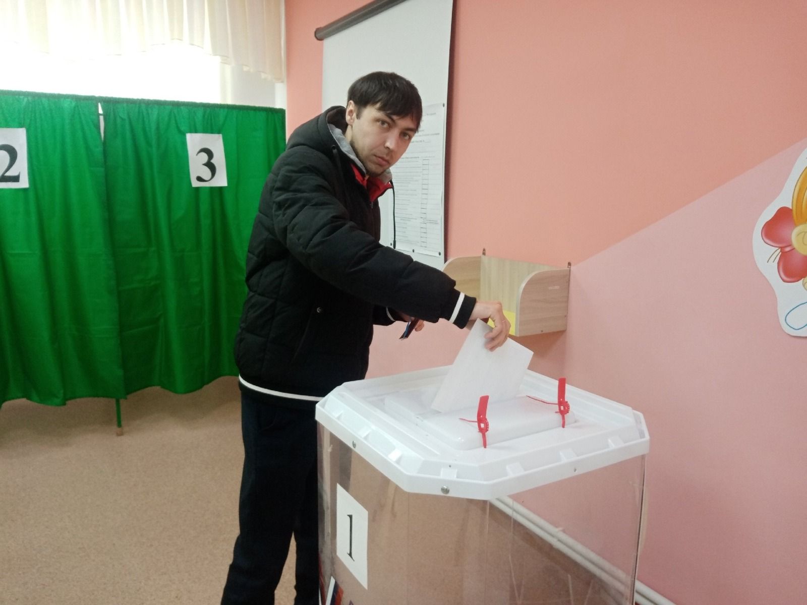 Семья Кирилловых пришла на избирательный участок с детьми