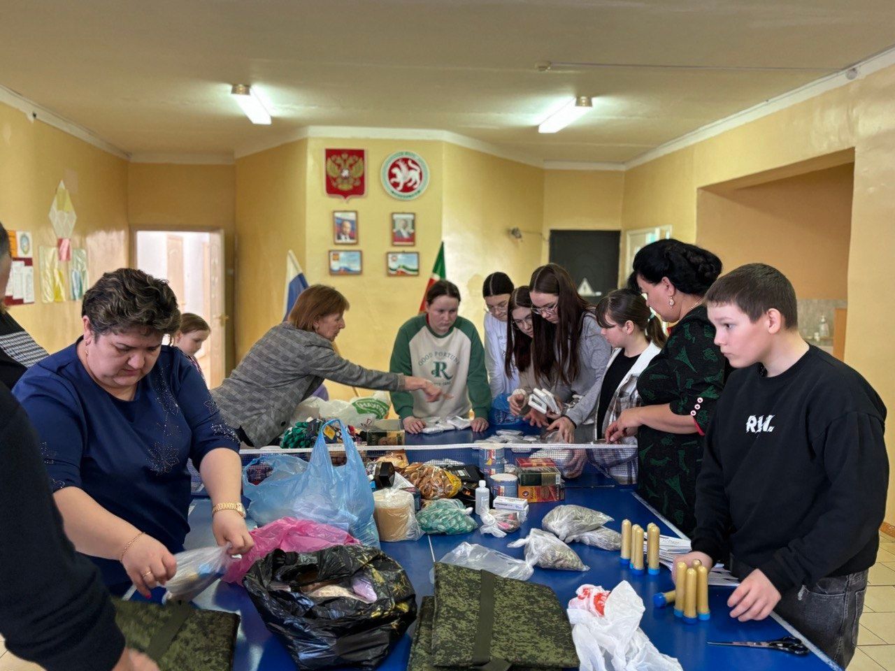 Урыс мәктәбе коллективы махсус хәрби операциядә катнашучы чыгарылыш укучыларына посылка җыя