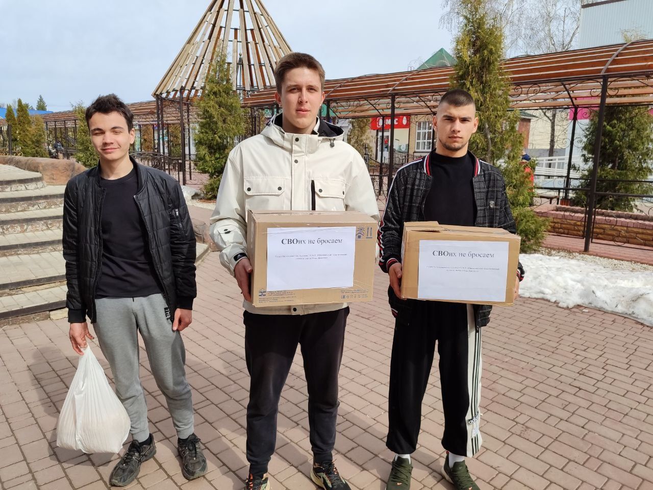 Минзәлә педагогия колледжы студентлары һәм хезмәткәрләре махсус хәрби операциядә катнашучылар өчен токмач әзерләде