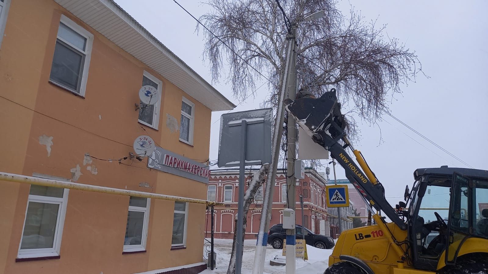 В Мензелинске начали убирать Новогодние украшения