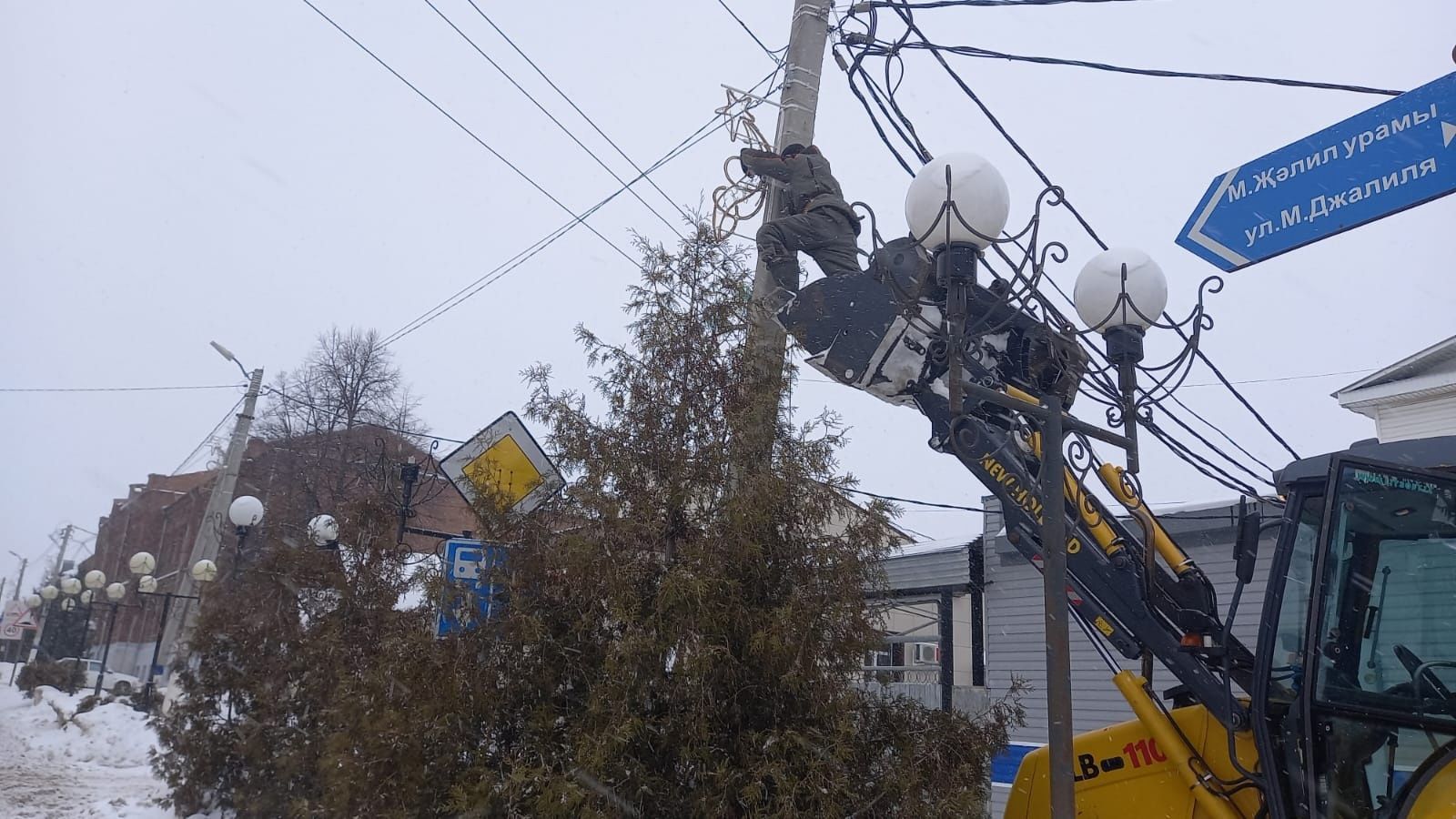 В Мензелинске начали убирать Новогодние украшения