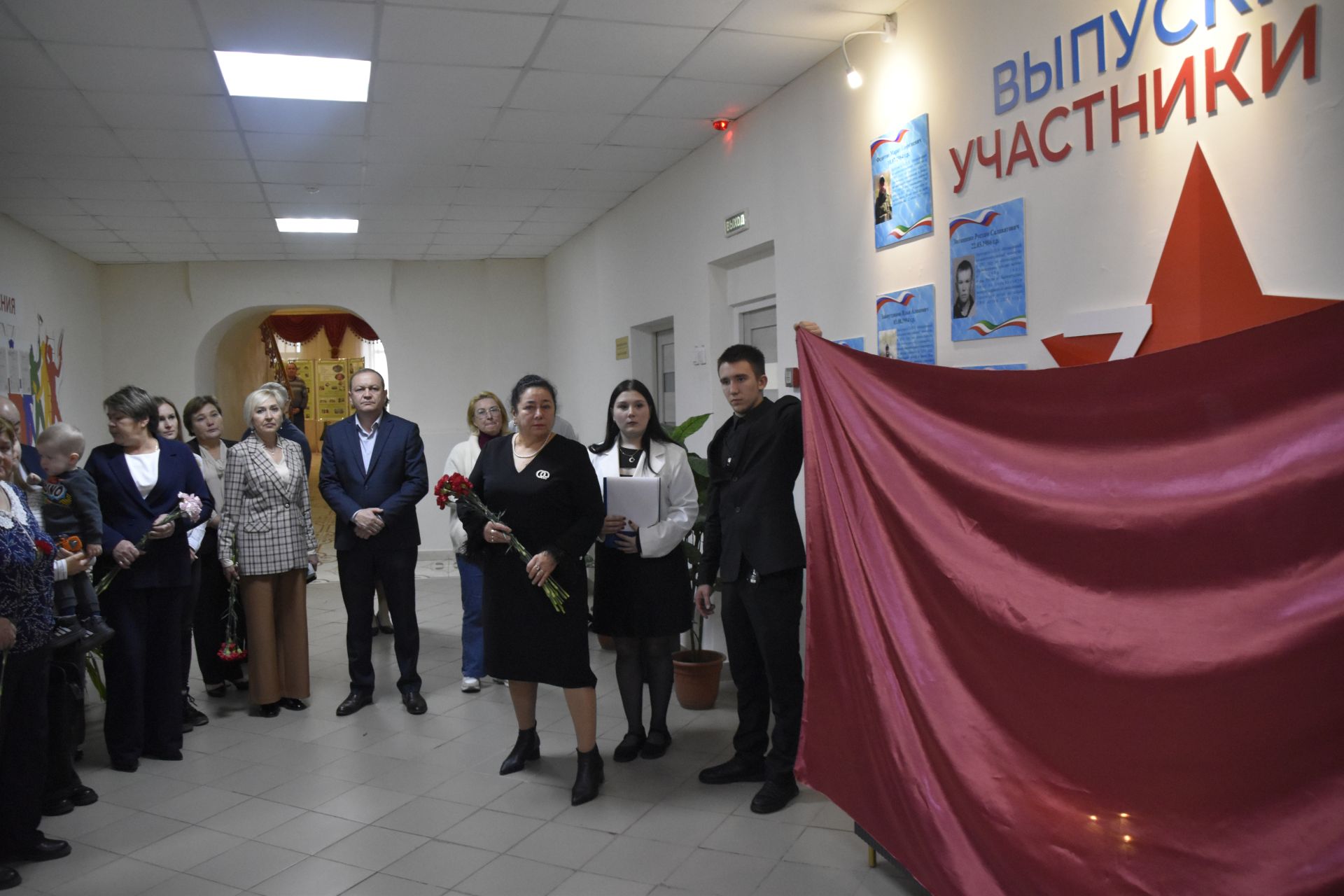 В Мензелинском сельхозтехникуме открылся мемориальный стенд