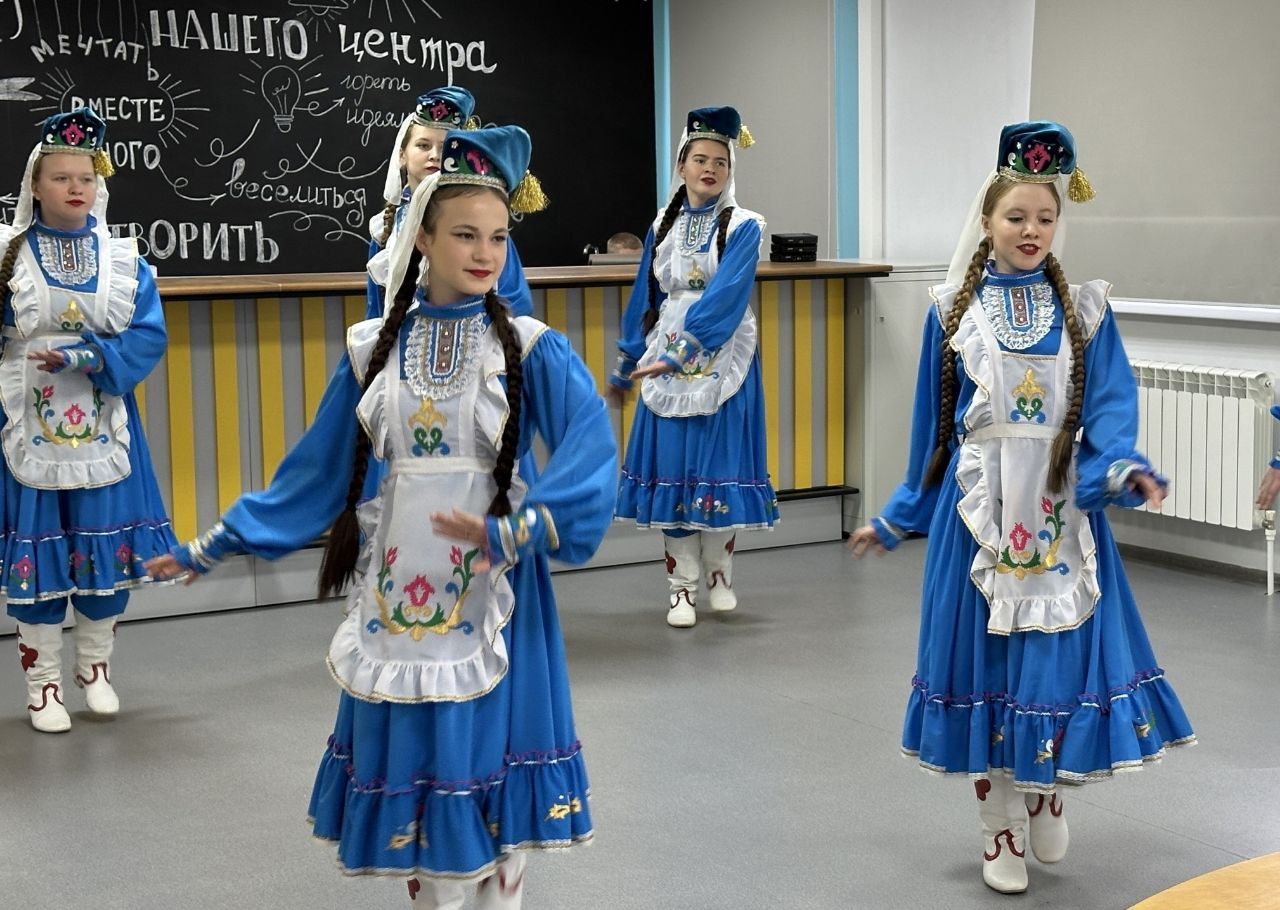 Осенний бал для неработающей молодежи: вечер тепла и дружбы