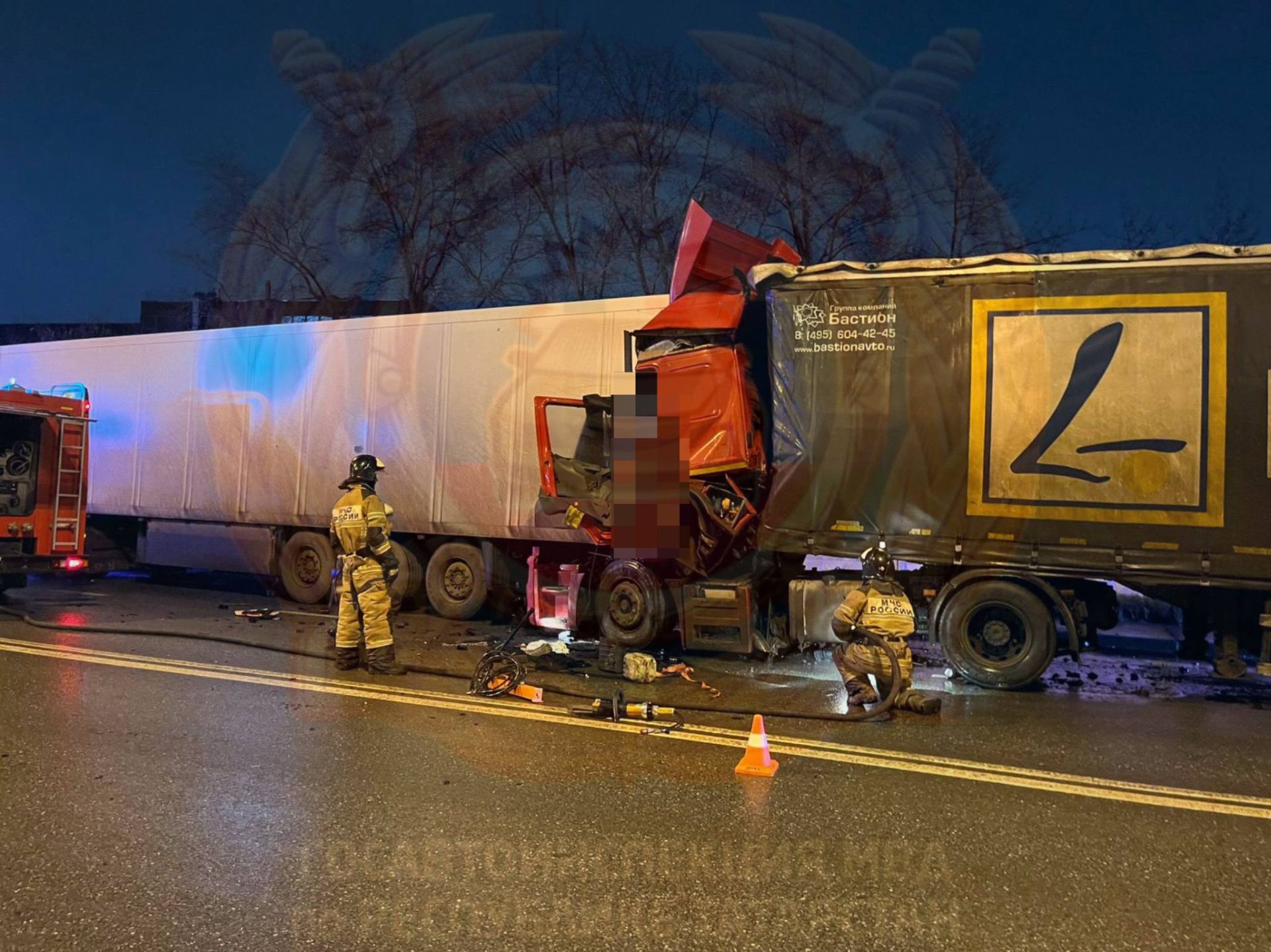 Трагедия на дороге: КамАЗ сбил припаркованный полуприцеп