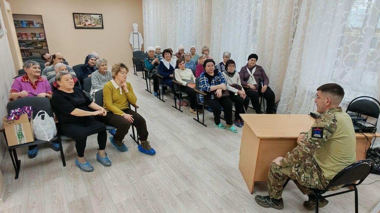 Участник специальной военной операции и волонтёры поздравили Общество инвалидов и вручили им подарки