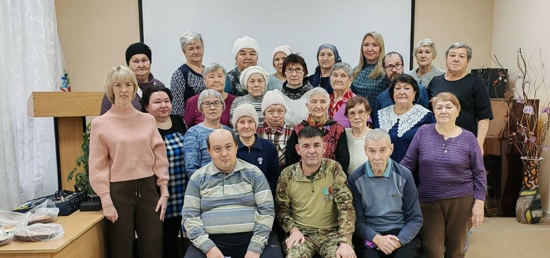 Участник специальной военной операции и волонтёры поздравили Общество инвалидов и вручили им подарки