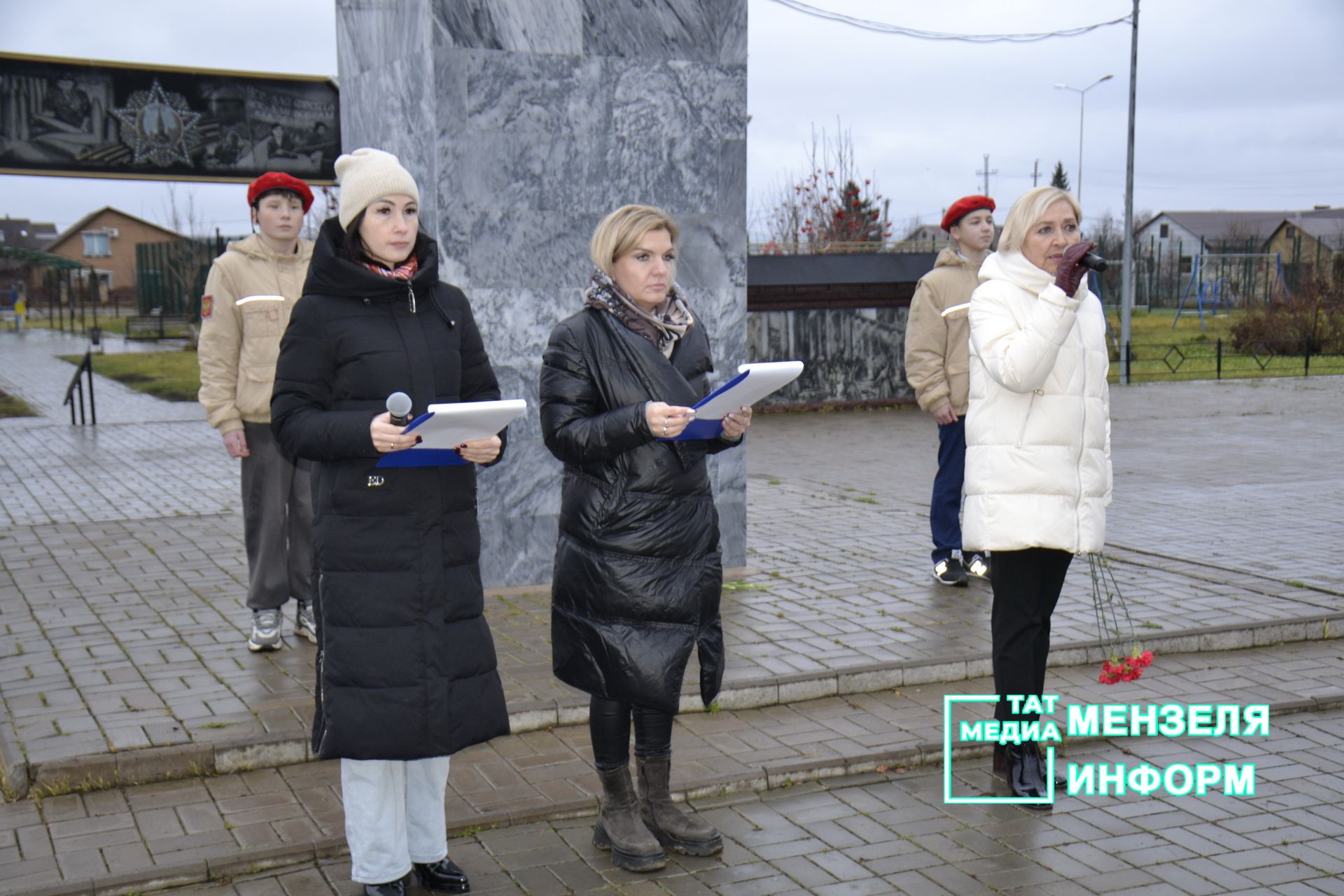В Парке Победы Мензелинска почтили память Неизвестного солдата.