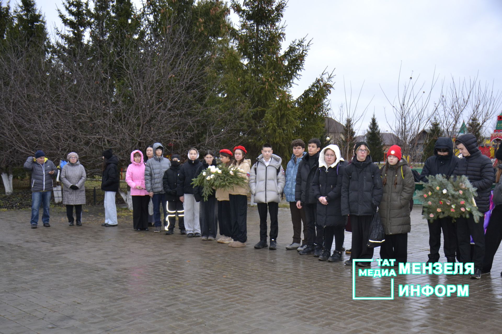 В Парке Победы Мензелинска почтили память Неизвестного солдата.
