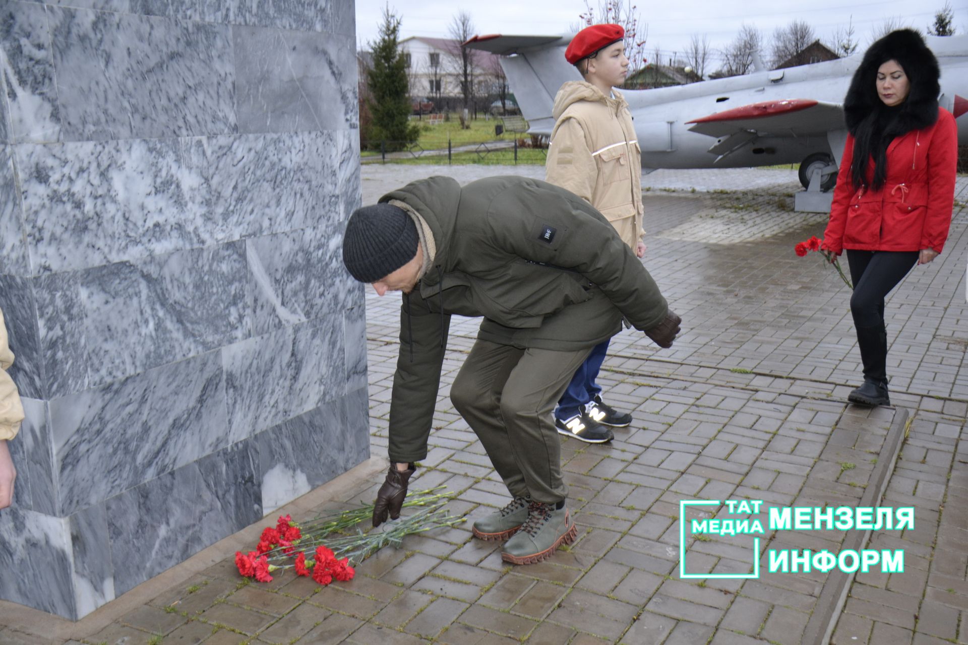 В Парке Победы Мензелинска почтили память Неизвестного солдата.