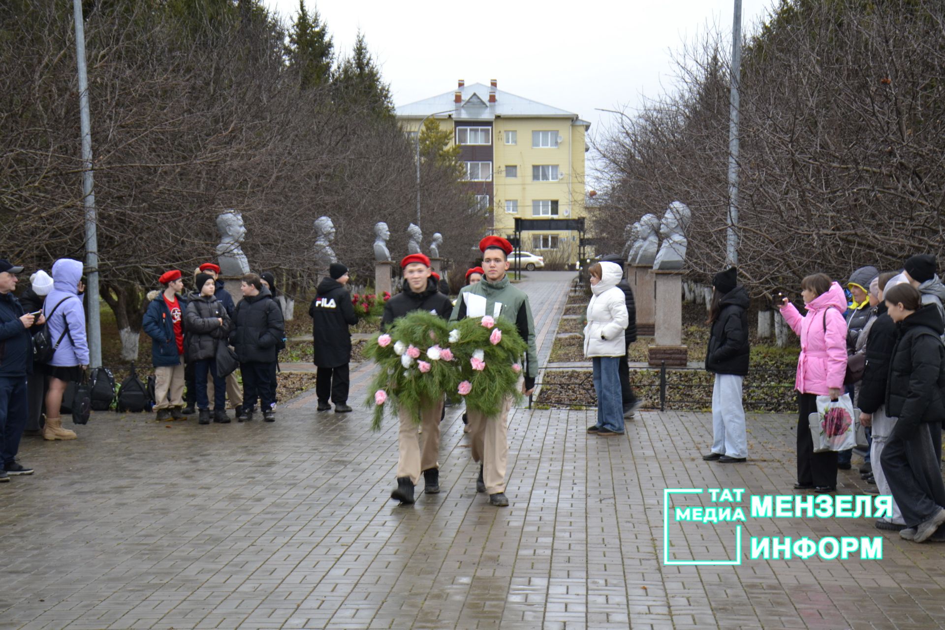 В Парке Победы Мензелинска почтили память Неизвестного солдата.