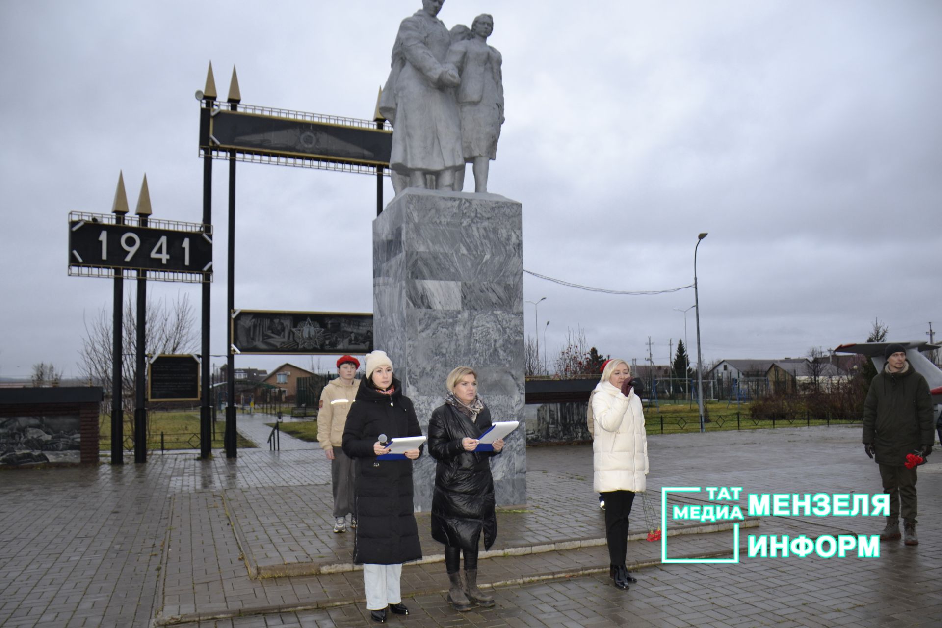 В Парке Победы Мензелинска почтили память Неизвестного солдата.