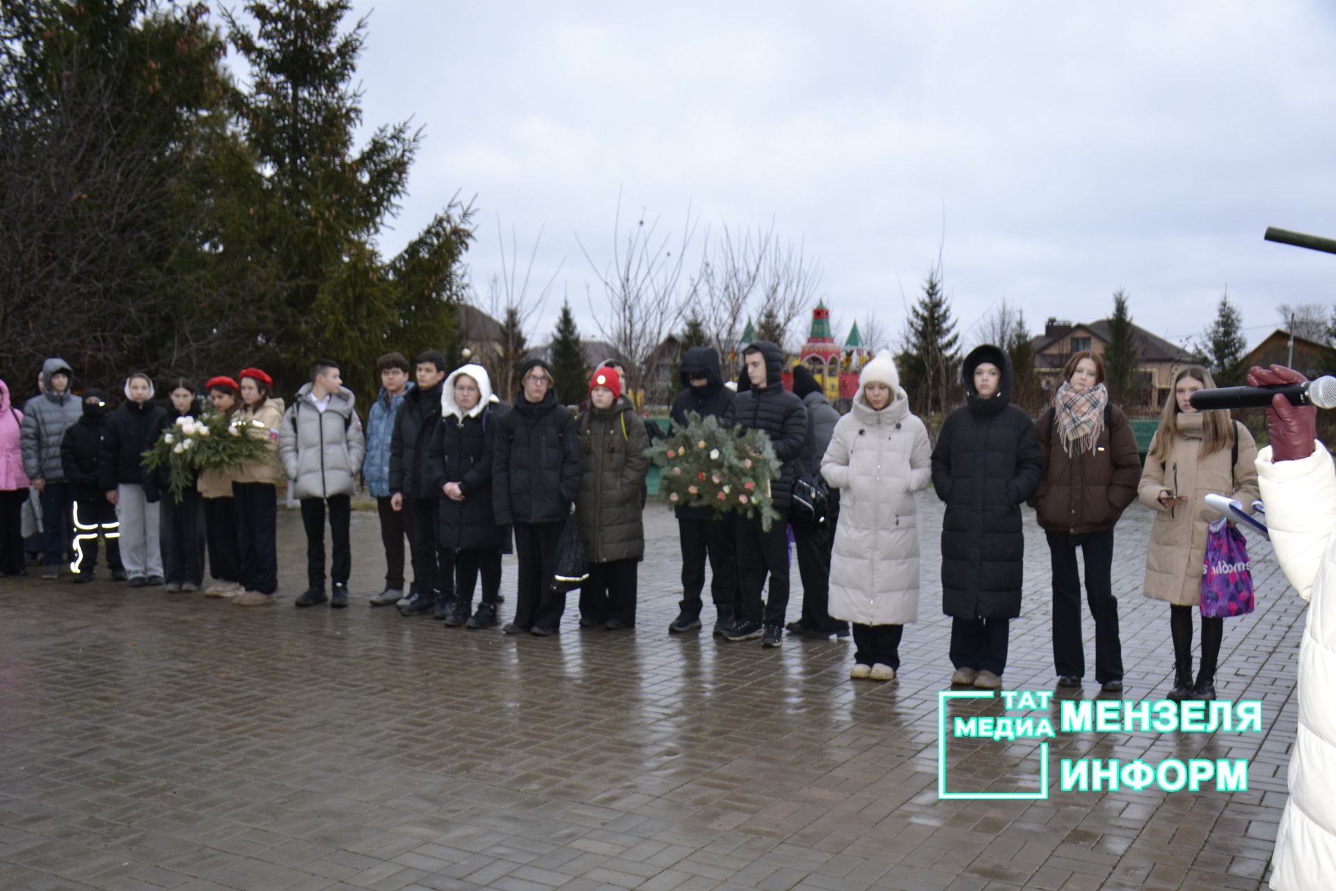 В Парке Победы Мензелинска почтили память Неизвестного солдата.