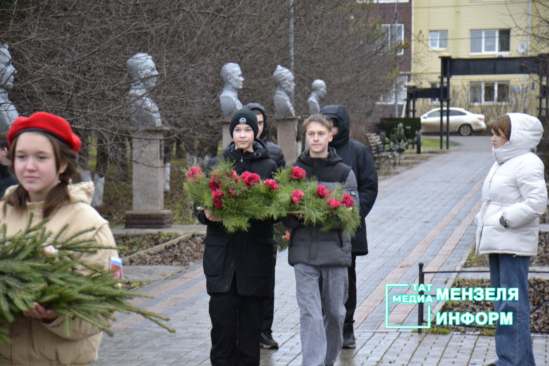 В Парке Победы Мензелинска почтили память Неизвестного солдата.