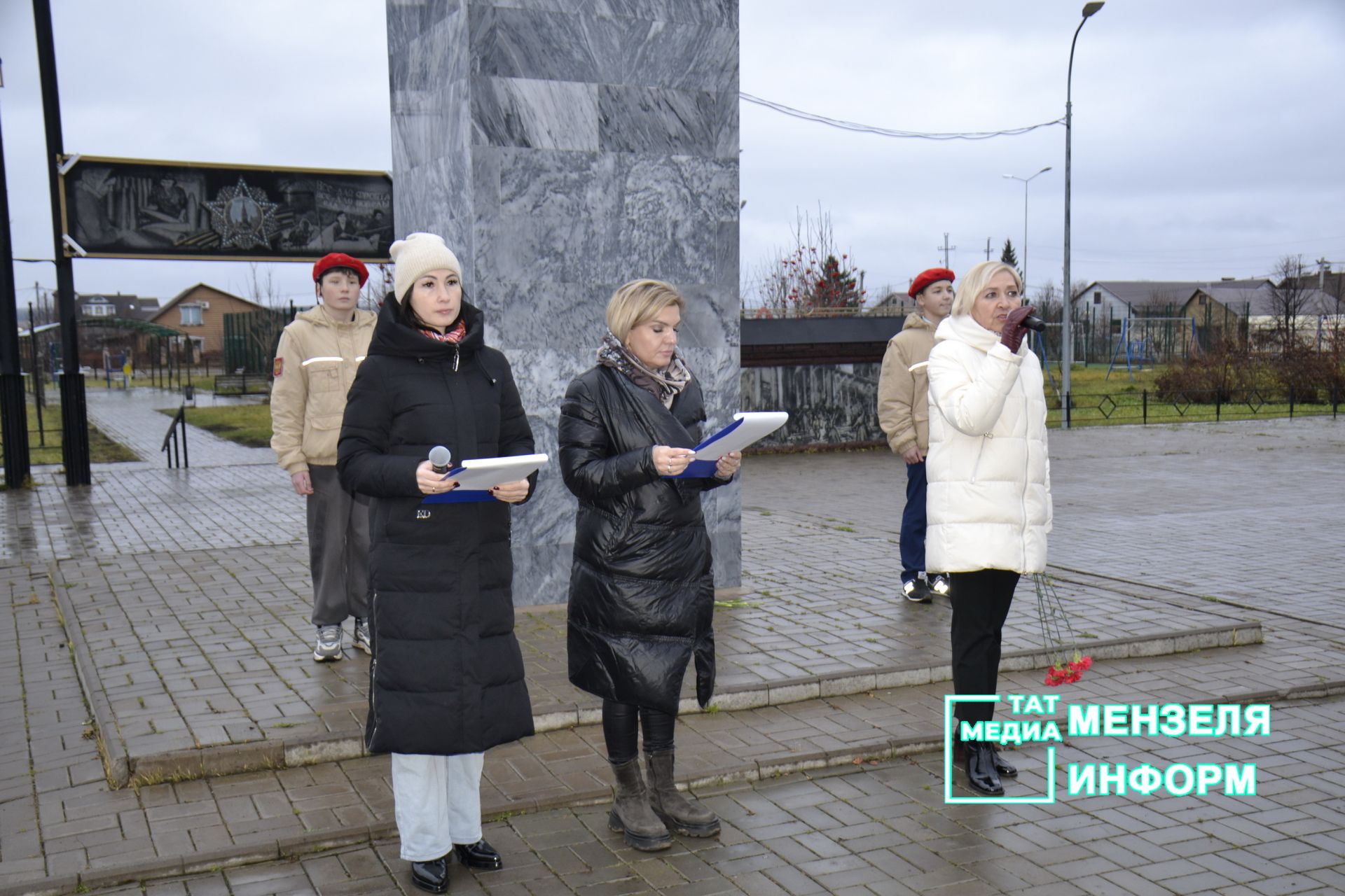 В Парке Победы Мензелинска почтили память Неизвестного солдата.