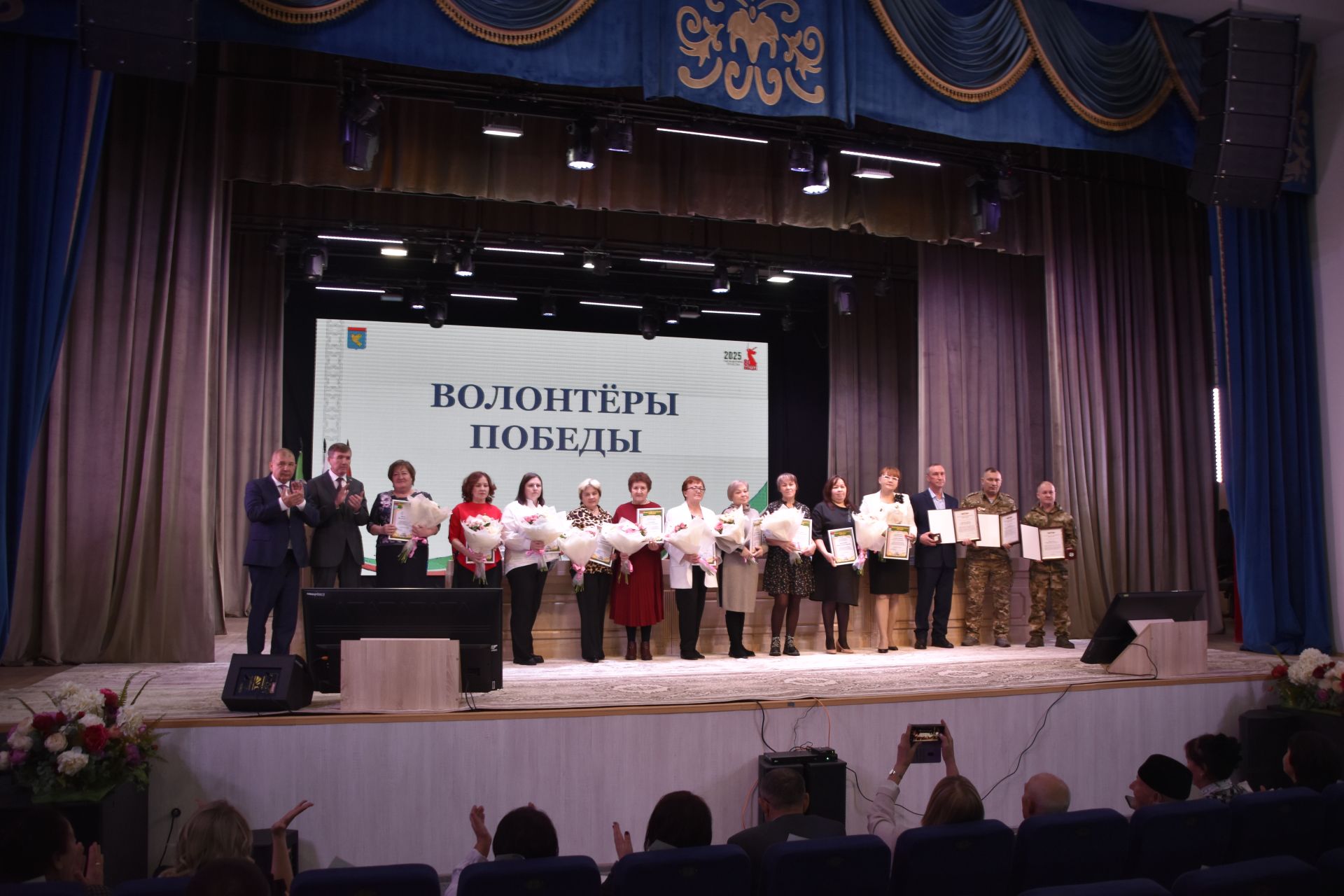 На заседании Совета Мензелинского района были вручены награды от руководства республики и района