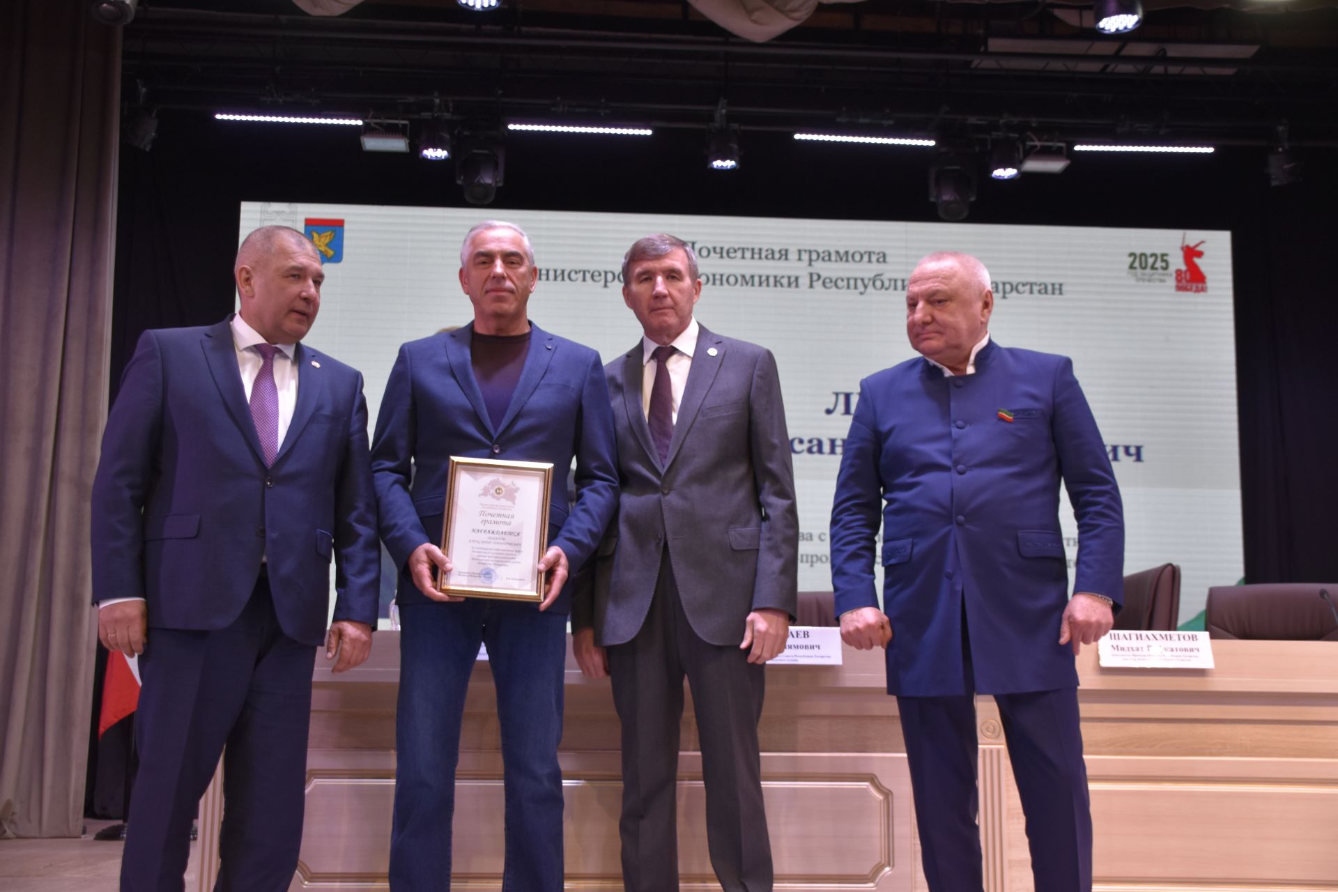На заседании Совета Мензелинского района были вручены награды от руководства республики и района