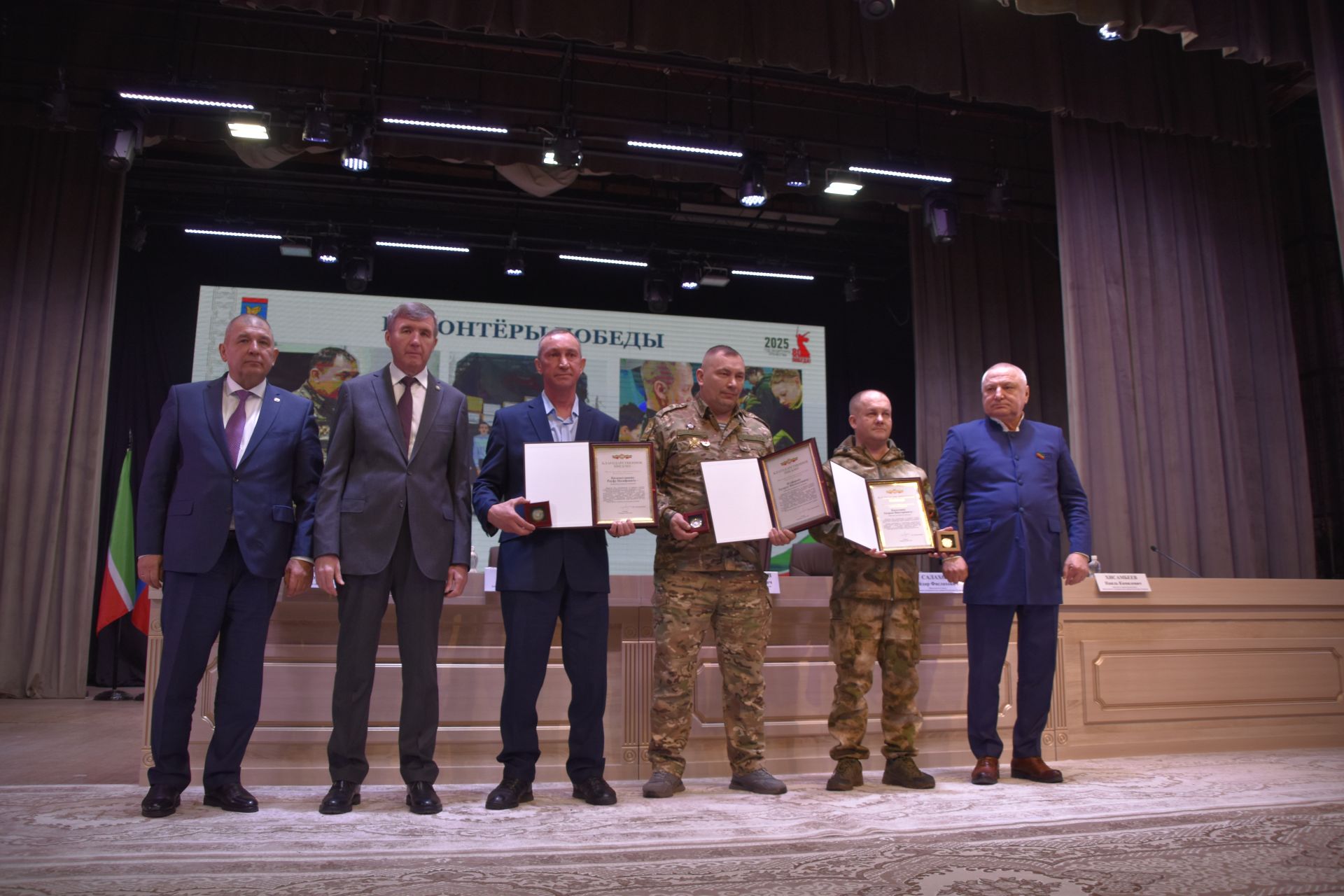 На заседании Совета Мензелинского района были вручены награды от руководства республики и района