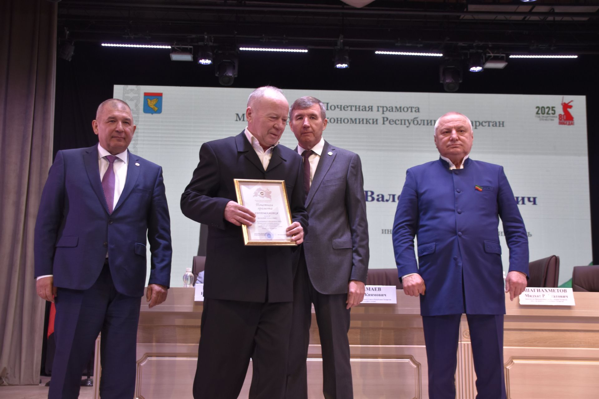 На заседании Совета Мензелинского района были вручены награды от руководства республики и района