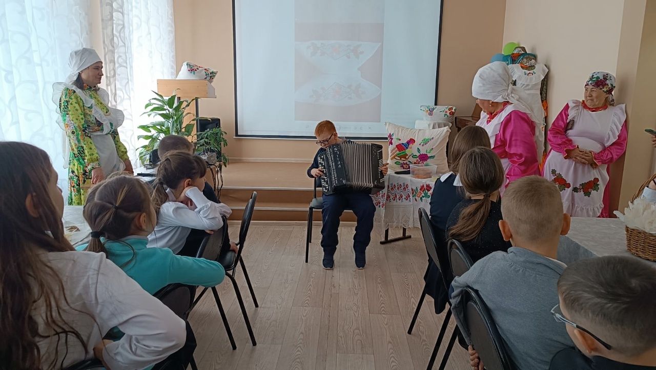 Татар Мөшегесе һәм Кадрәк мәдәният йорты хезмәткәрләре «Каз өмәсе» белән таныштырдылар