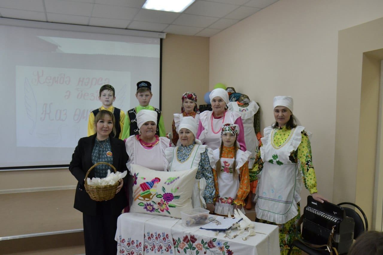 Татар Мөшегесе һәм Кадрәк мәдәният йорты хезмәткәрләре «Каз өмәсе» белән таныштырдылар