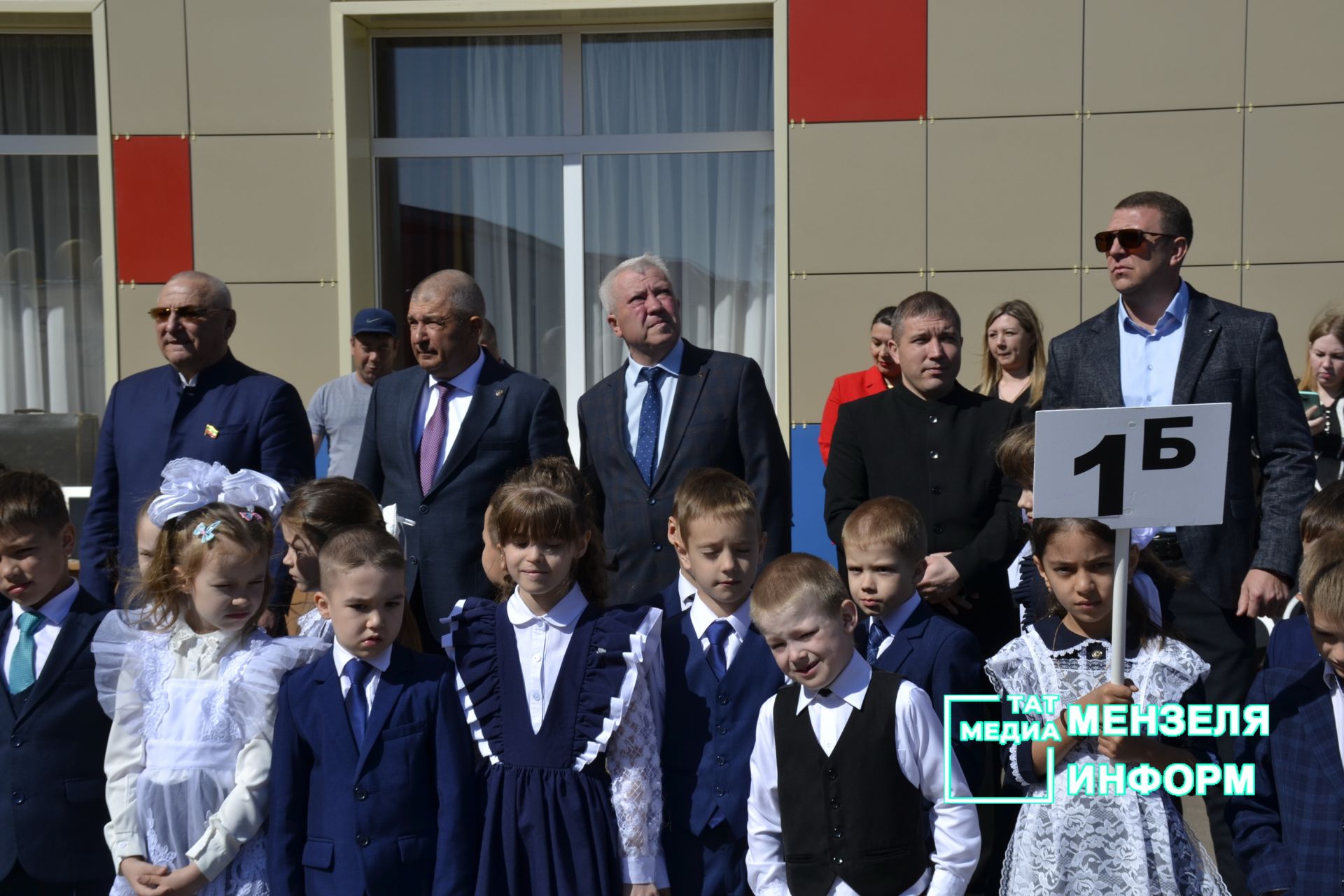 В средней школе № 2 Мензелинска прошла торжественная линейка, посвященная Последнему звонку