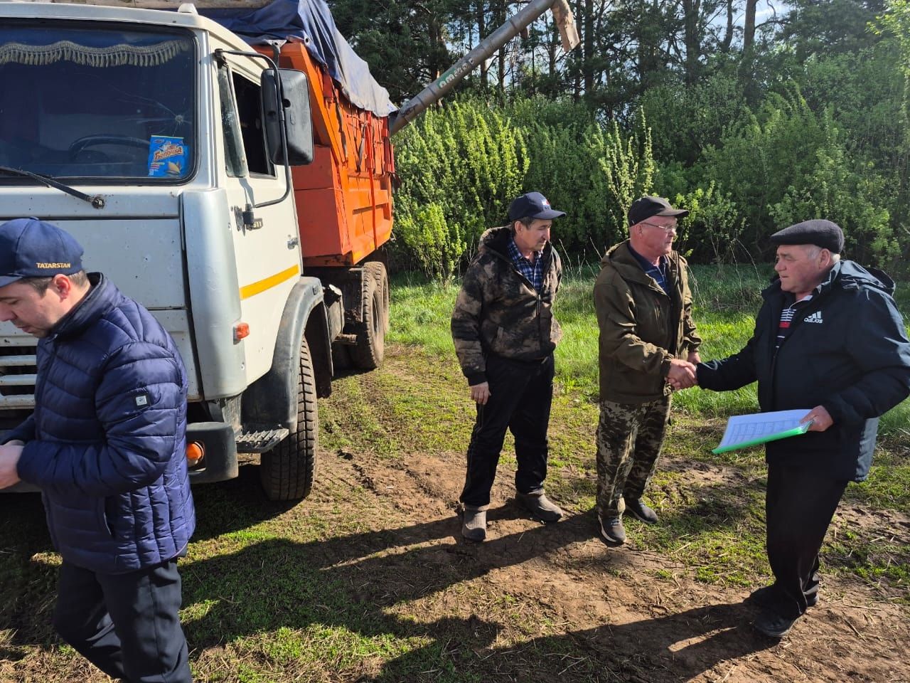 Айдар Салахов вместе с руководителями хозяйств, главами сельских поселений обсудил предстоящие задачи.