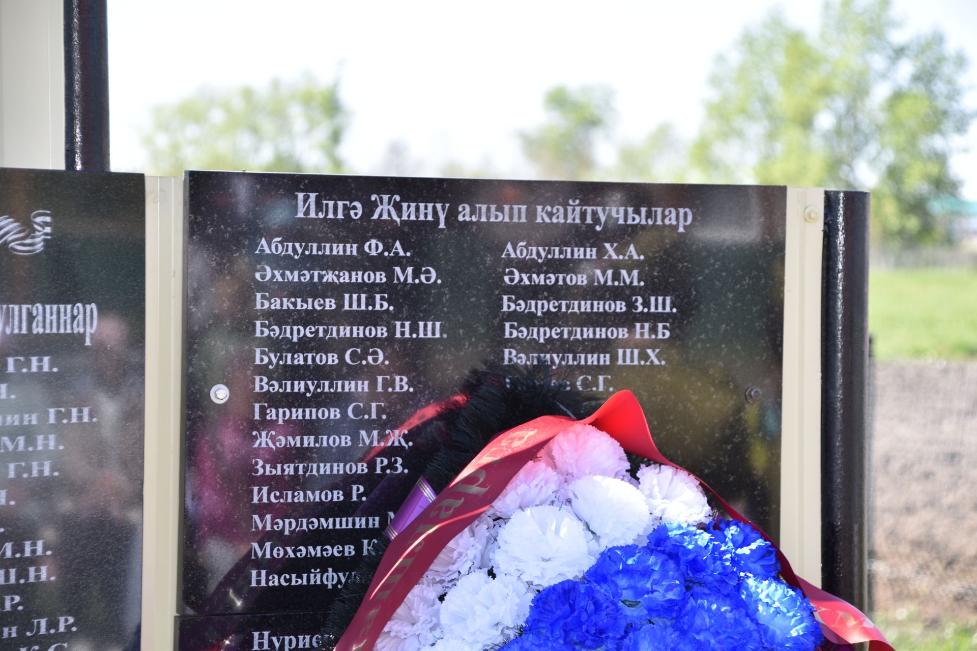 Кызыл Төбәк авылында Бөек Җиңүгә багышланган бәйрәмне яңа обелиск янында үткәрделәр