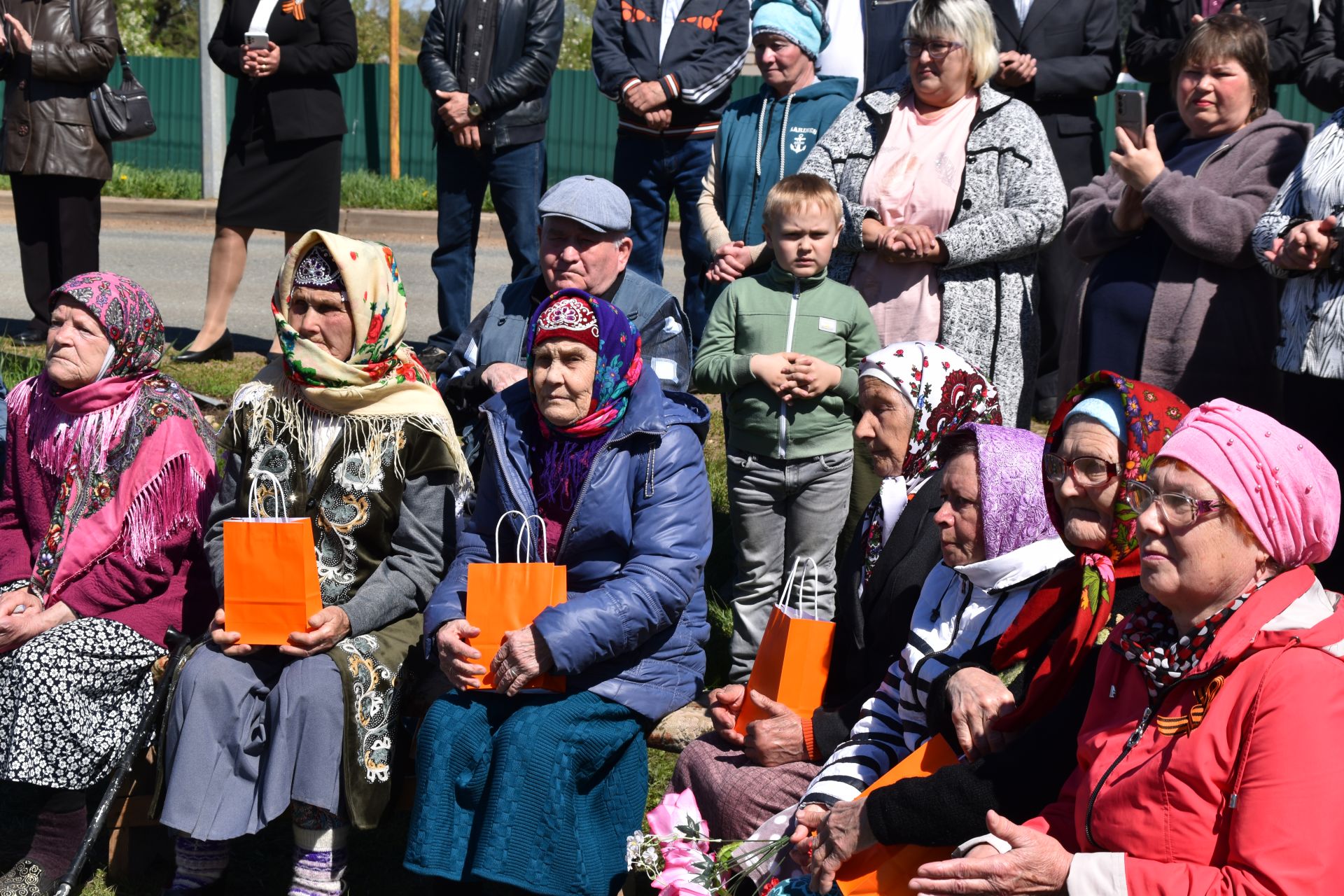 Кызыл Төбәк авылында Бөек Җиңүгә багышланган бәйрәмне яңа обелиск янында үткәрделәр