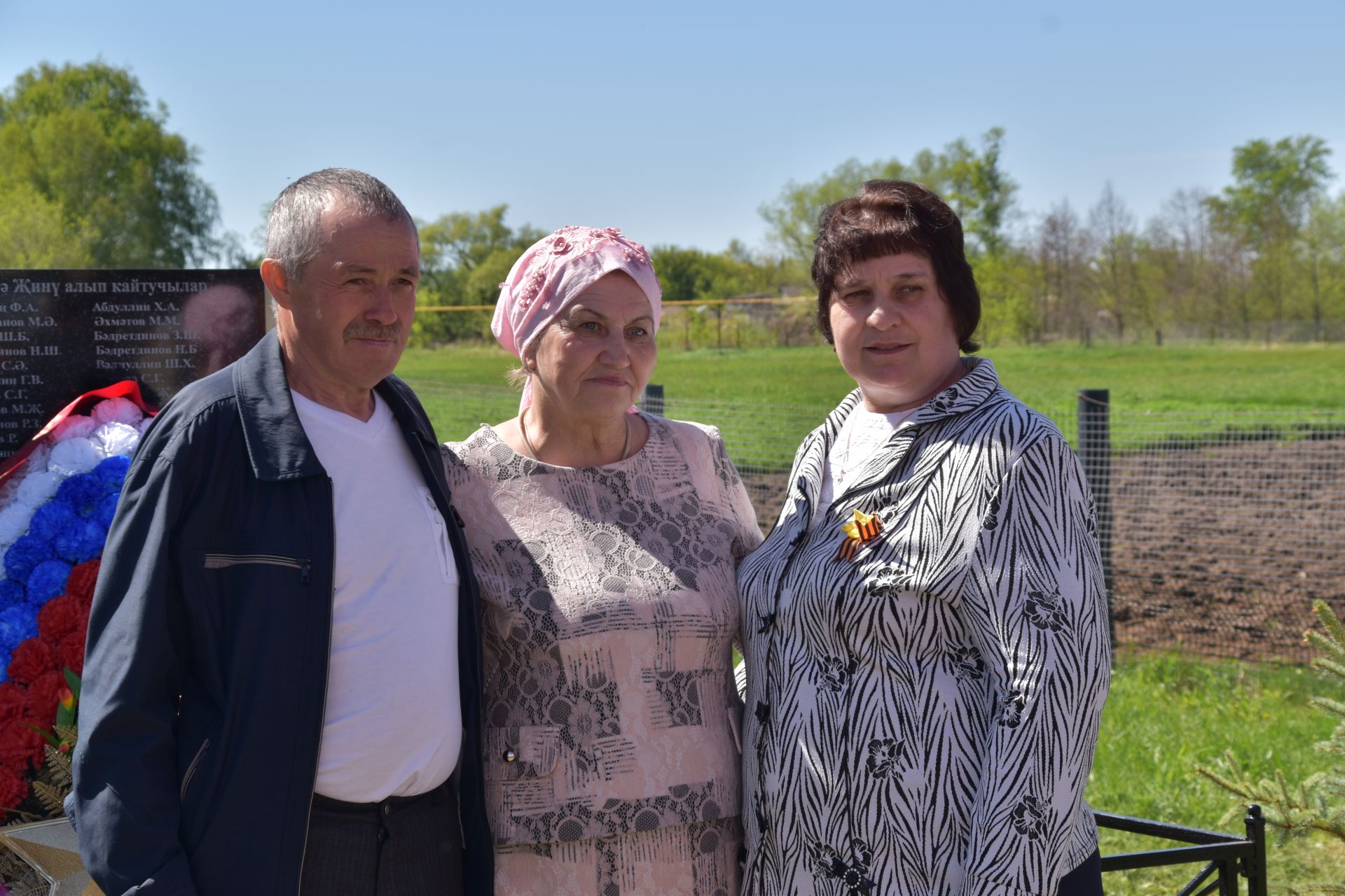 Кызыл Төбәк авылында Бөек Җиңүгә багышланган бәйрәмне яңа обелиск янында үткәрделәр