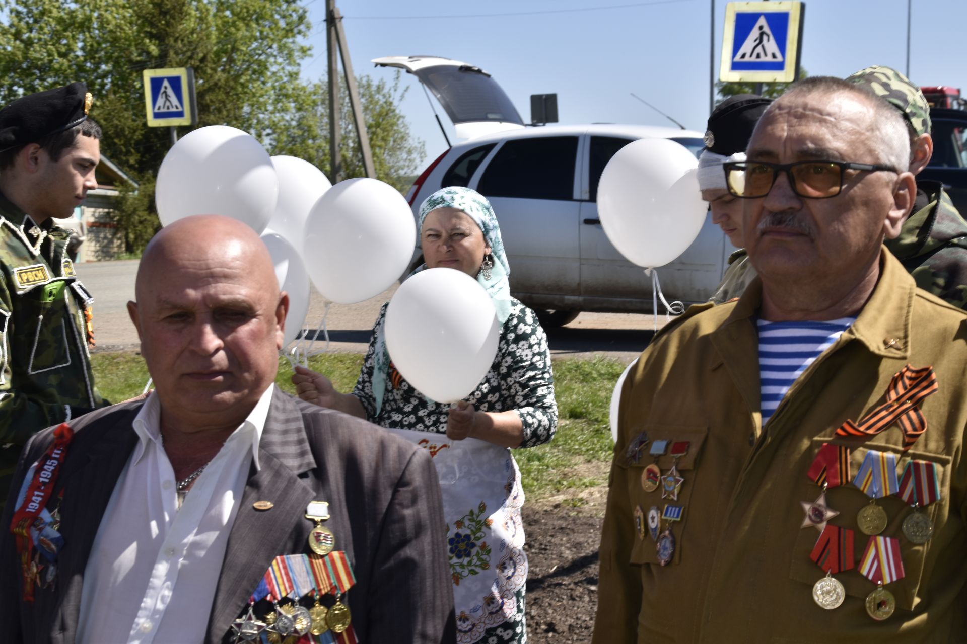 Кызыл Төбәк авылында Бөек Җиңүгә багышланган бәйрәмне яңа обелиск янында үткәрделәр