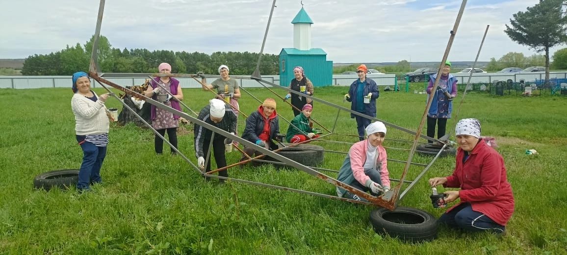 На кладбище деревни Новый Такермен прошел субботник