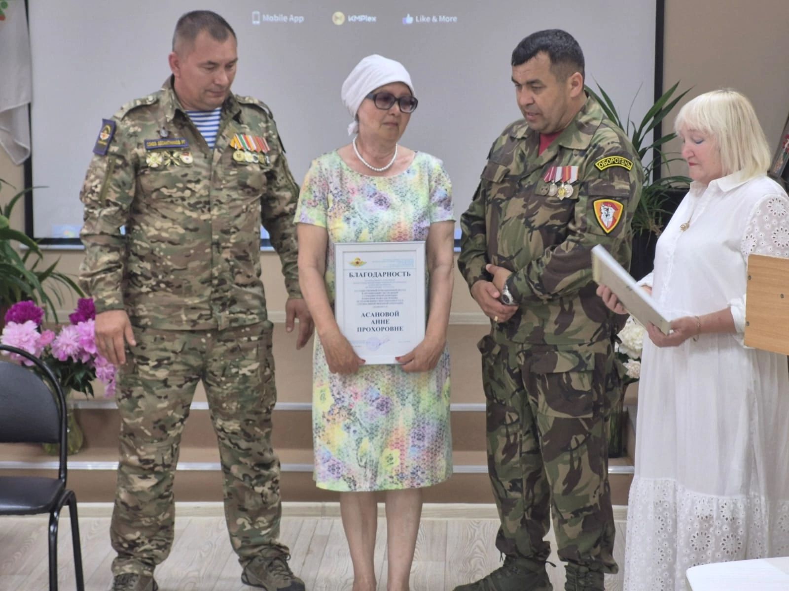 Эдуард Ягафаров и Рушан Салахов вручили грамоты мензелинским волонтерам
