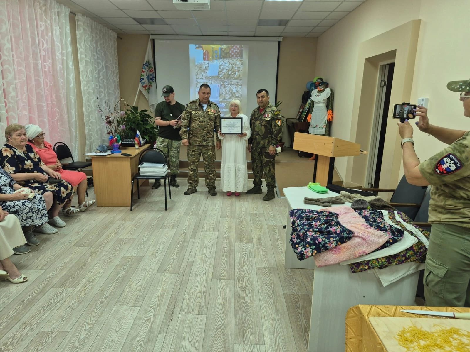 Эдуард Ягафаров и Рушан Салахов вручили грамоты мензелинским волонтерам