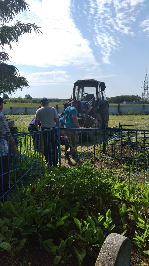 На кладбище деревни Топасево провели субботник