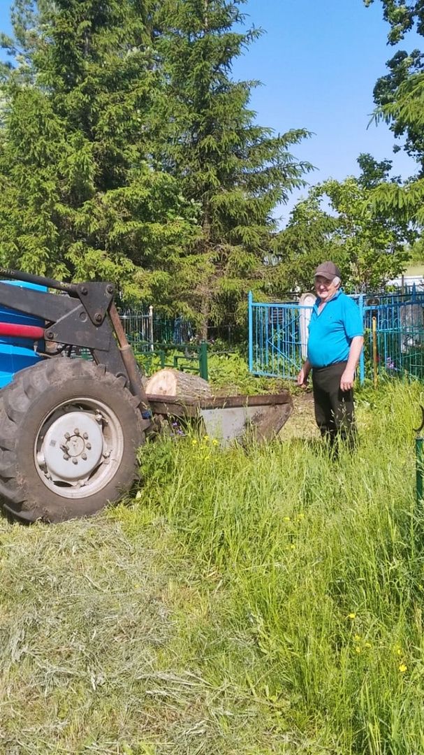 На кладбище деревни Топасево провели субботник