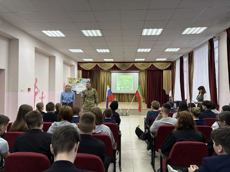 В Мензелинске открыли Год доблести: в гостях у школьников — герой-выпускник