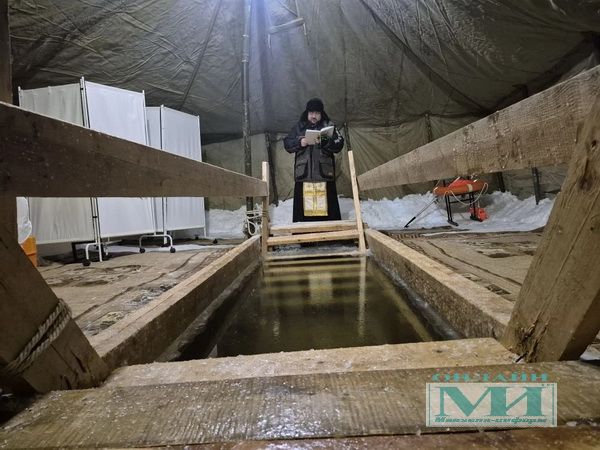В Мензелинске сейчас не так много окунающихся в купель в праздник Крещения