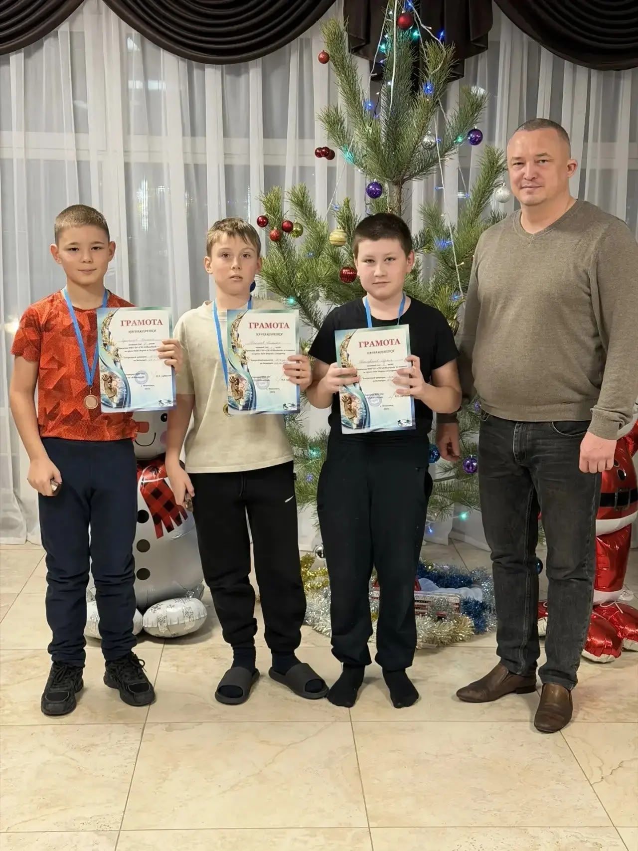 В спортивной школе «Юбилейный» прошли соревнования по плаванию на призы Деда Мороза и Снегурочки