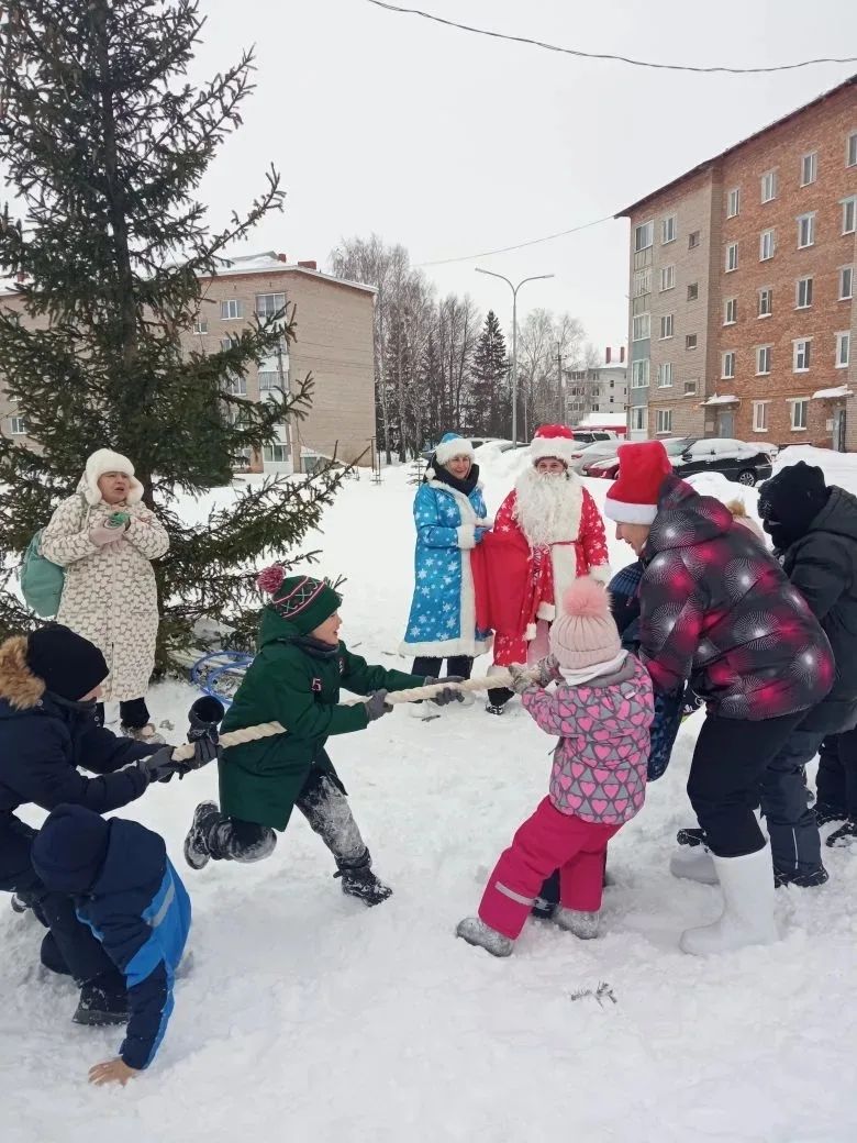 Активная зима в Мензелинске: Дети и взрослые на «Новогоднем переполохе»
