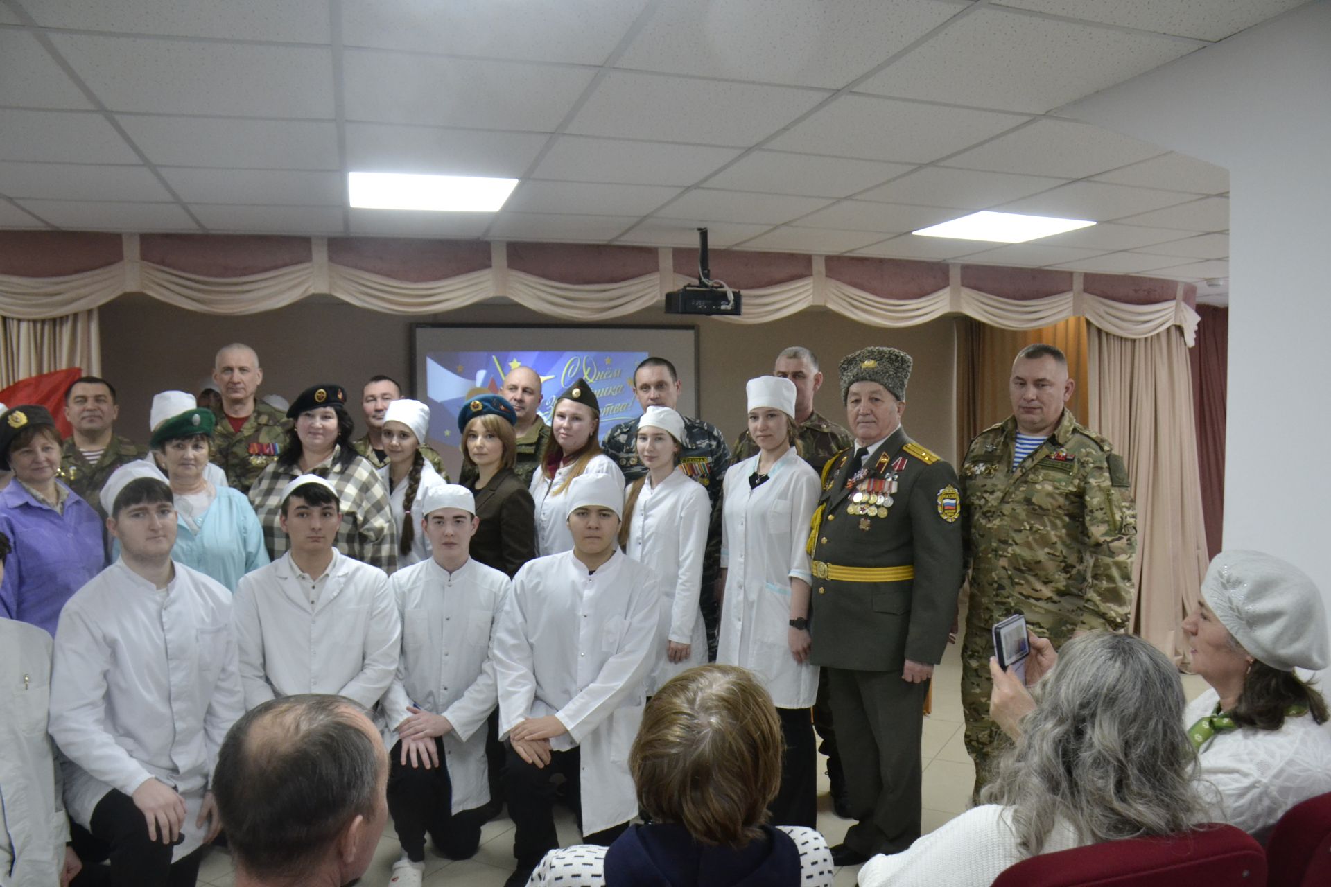 В Мензелинском медучилище на Уроке мужества открыли Доску памяти
