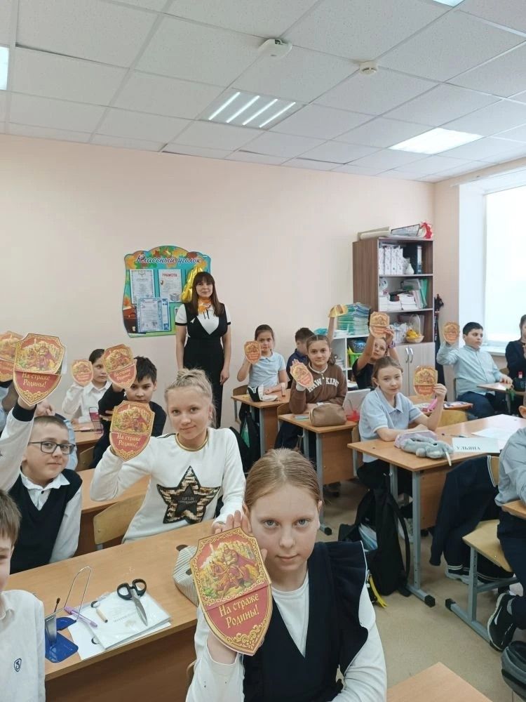 Ученики средней школы № 2 сделали открытки бойцам СВО