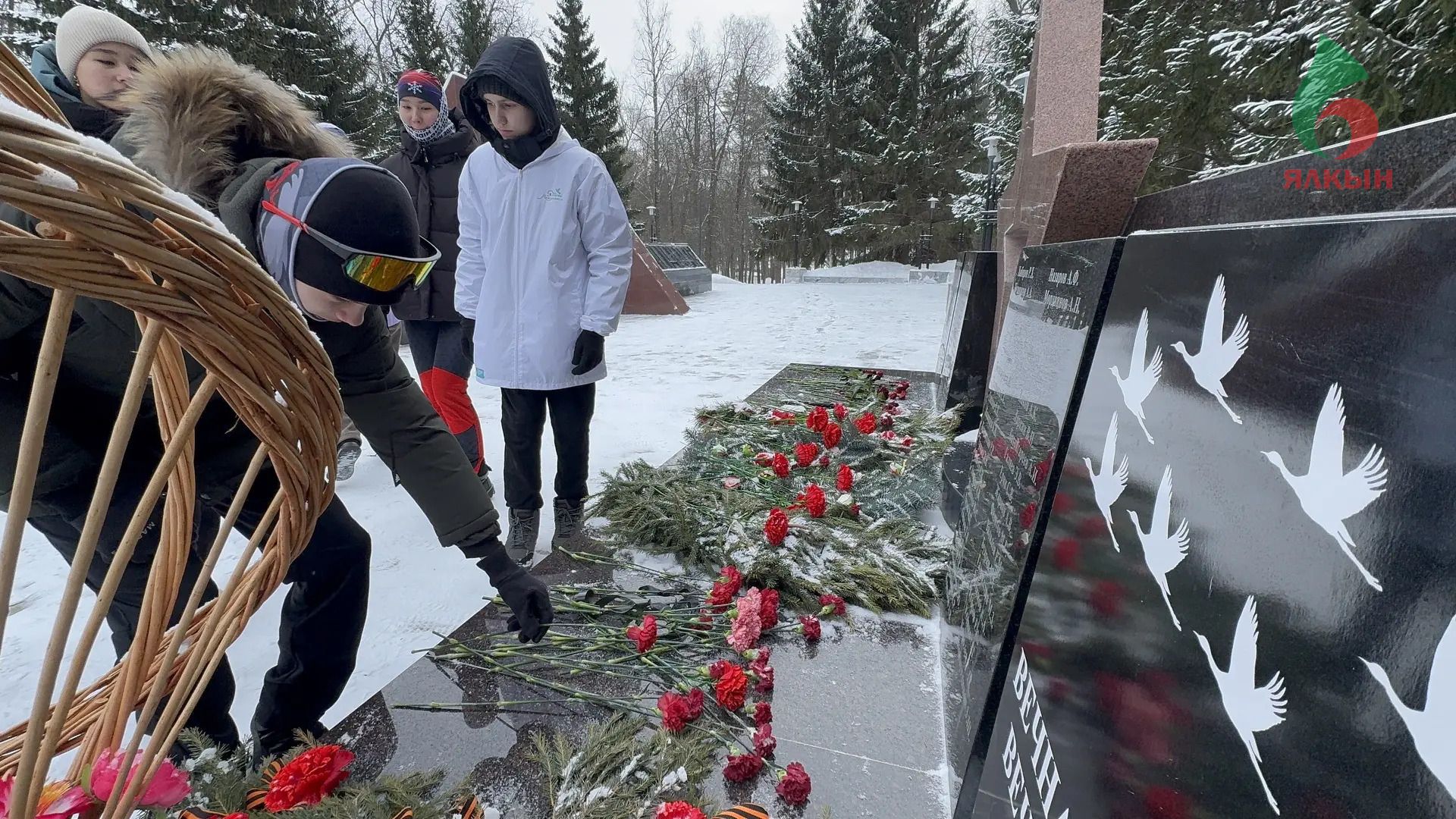 В Мензелинске прошло возложение цветов в честь Дня защитника Отечества