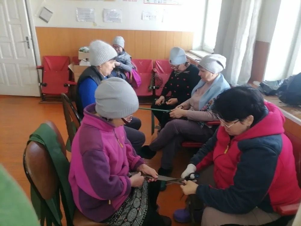 Вклад в общую победу: в Атряклинской сельской библиотеке плетут маскировочные сети