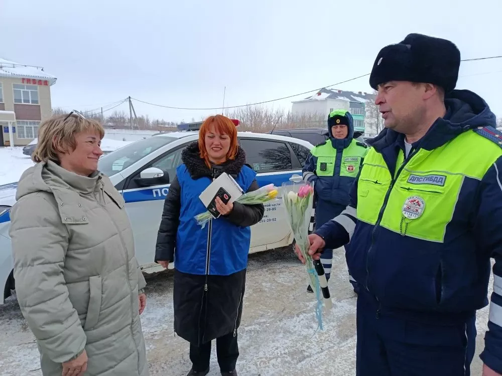 Инспекторы ГИБДД по Мензелинскому району поздравили автоледи с наступающим праздником