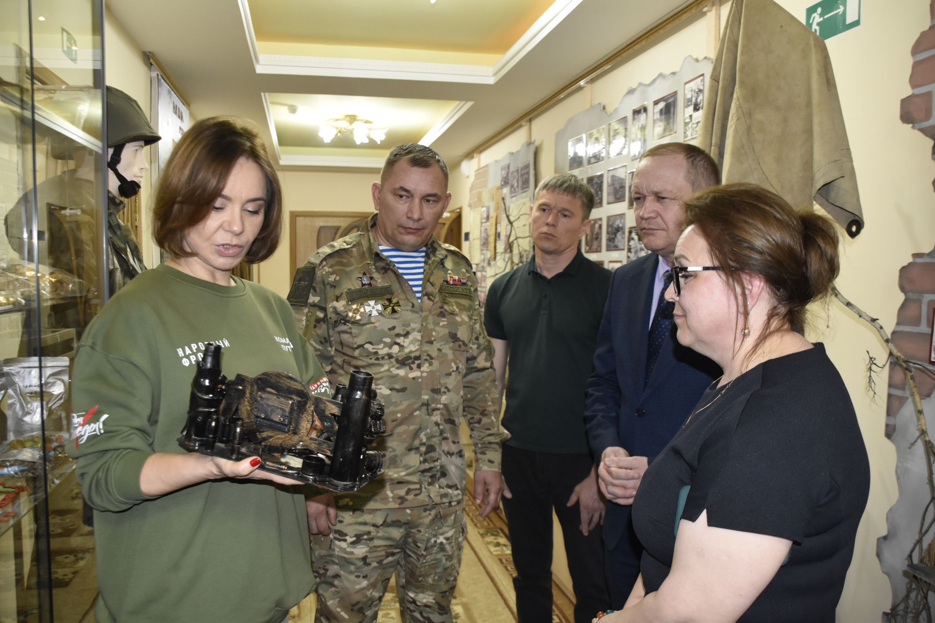 Депутат Госдумы Альфия Когогина передала уникальную композицию из гильз в музей Мензелинска